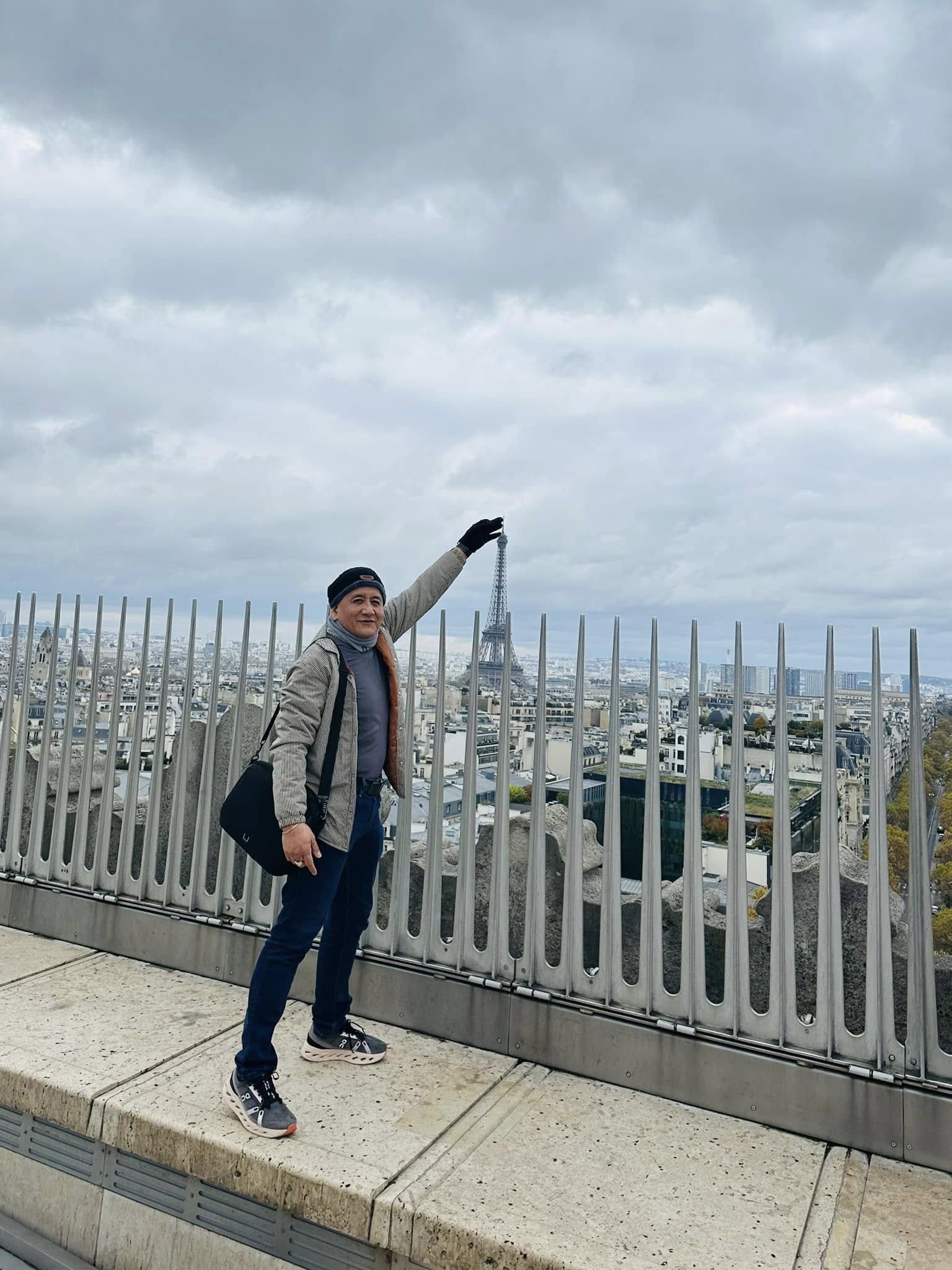 Happiness on High: A Moment at the Arc de Triomphe